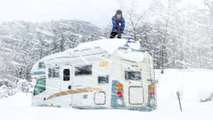 危険レベルの大雪雪山車中生活3日目、日本海側の局地的大雪で中古キャンピングカーが埋まる